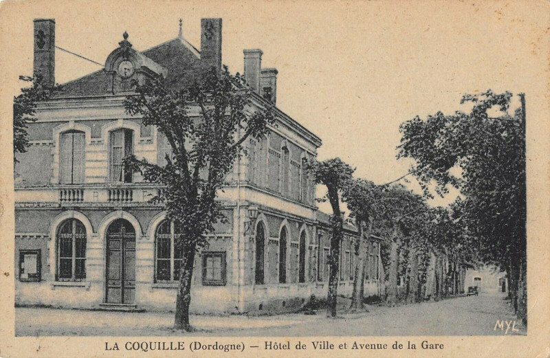Carte postale ancienne La Coquille Hotel De Ville Et Avenue De La Gare à La Coquille