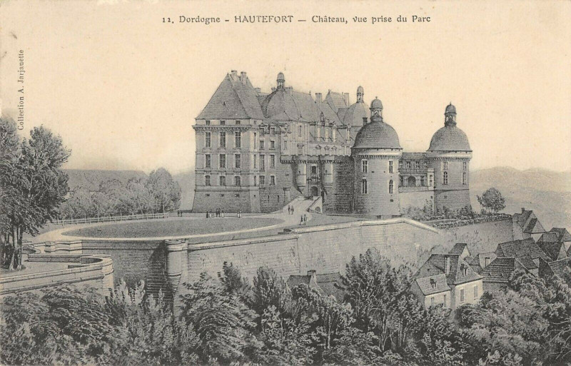 Carte postale ancienne Hautefort Chateau Vue Prise Du Parc à Hautefort