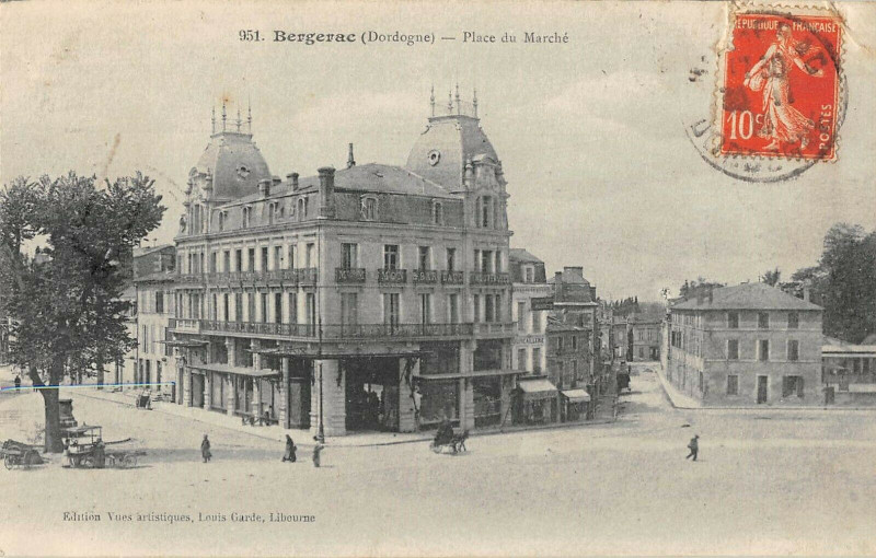 Carte postale ancienne Bergerac Place Du Marche à Bergerac