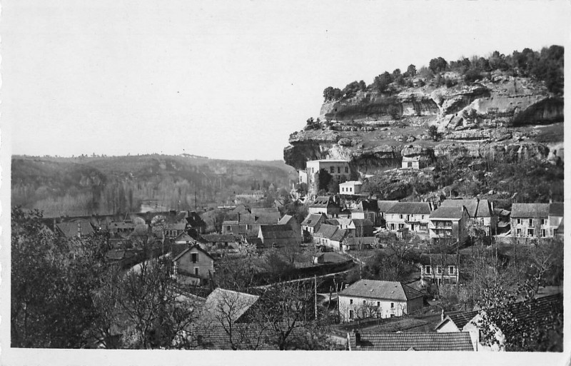 Carte postale ancienne Les Eyzies Panorama aux Eyzies