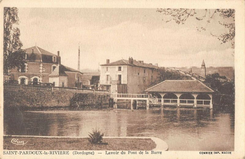 Carte postale ancienne Saint Pardoux La Riviere Lavoir Du Pont De La Barre