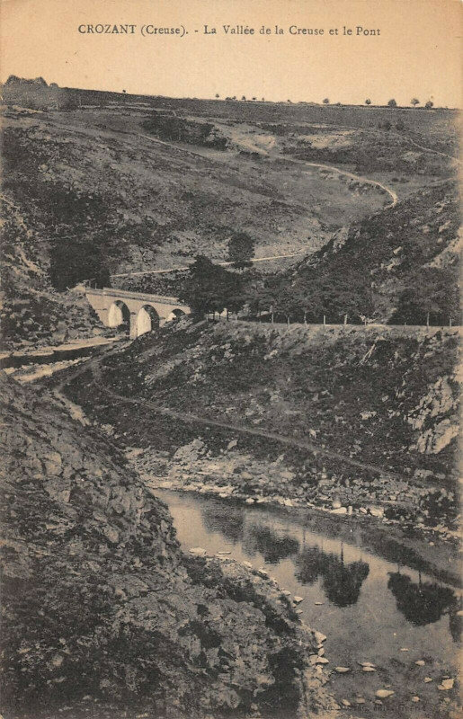 Carte postale ancienne La vallée de la Creuse et le Pont à Crozant