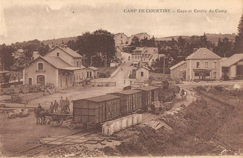 Carte postale ancienne Camp De Courtine Gare Et Entree Du Camp Train