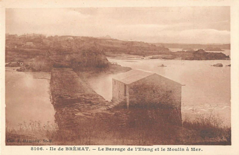 Carte postale ancienne Ile De Brehat Le Barrage De L'Etang Et Le Moulin A Mer