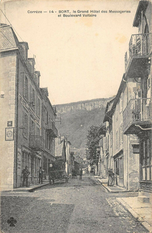 Carte postale ancienne Bort Le Grand Hotel Des Messageries Et Boulevard Voltaire