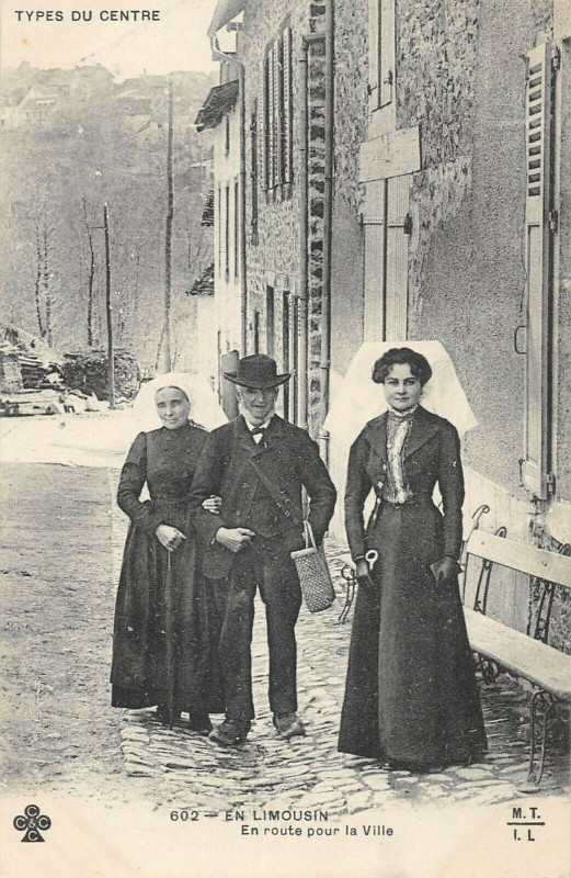 Carte postale ancienne Types Du Centre En Limousin En Route Pour La Ville