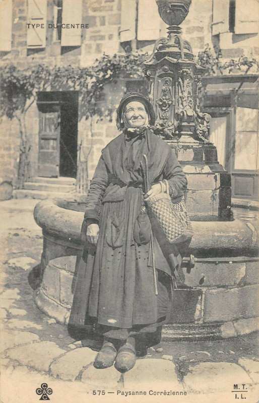 Carte postale ancienne Type Du Centre Paysanne Correzienne