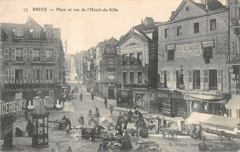 Carte postale ancienne Brive Place Et Rue De L'Hotel De Vile