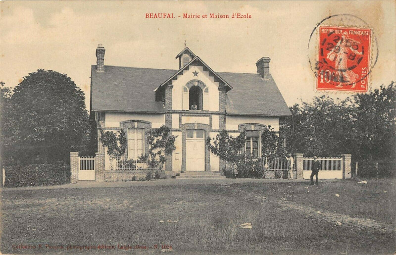 Carte postale ancienne Beaufai Mairie Et Maison D'Ecole à Beaufai