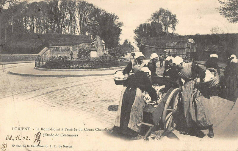 Carte postale ancienne Lorient Le Rond Point A L'Entree Du Cours Chazelles à Lorient