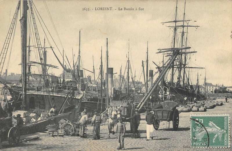 Carte postale ancienne Lorient Le Bassin A Flot à Lorient
