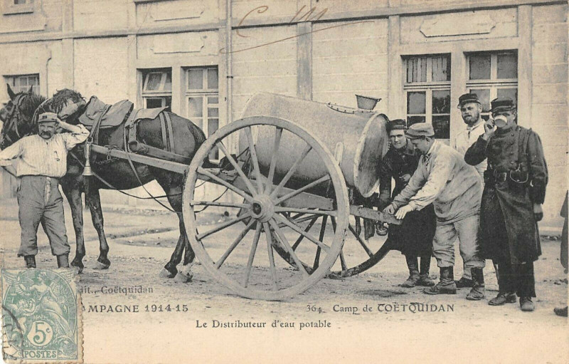 Carte postale ancienne Camp De Coetquidan Le Distributeur D'Eau Potable