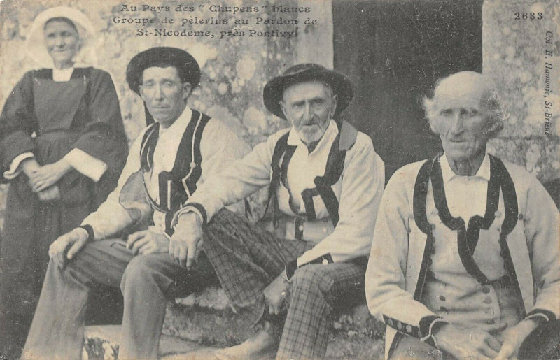 Carte postale ancienne Au Pays Des Chupens Blancs Groupe De Pelerins Saint-Nicodeme