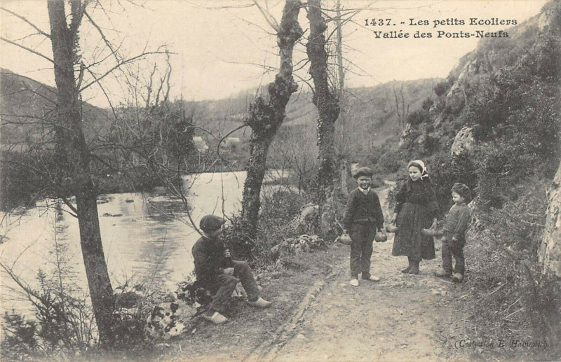 Carte postale ancienne Les Petits Ecoliers Vallee Des Ponts Neufs
