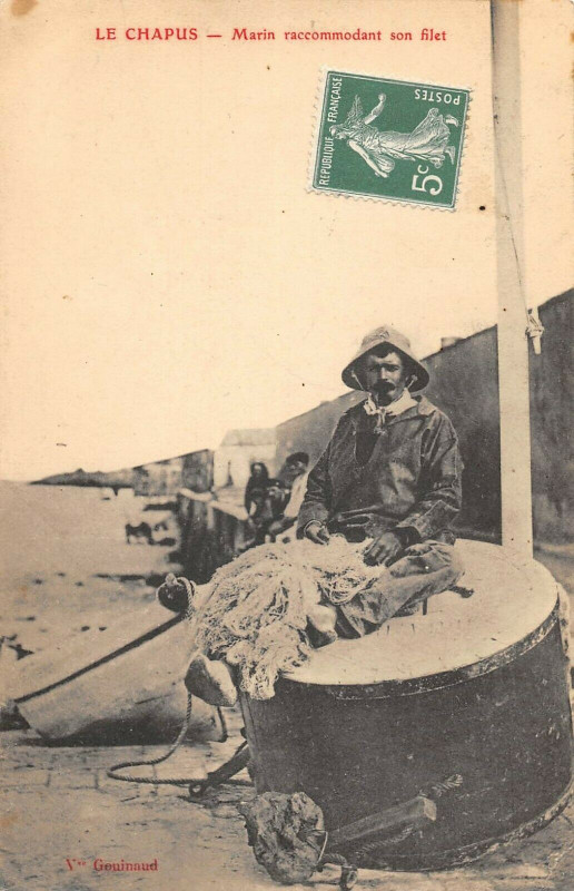 Carte postale ancienne Le Chapus Marin Raccommodant Son Filet (cliché pas courant à Courant