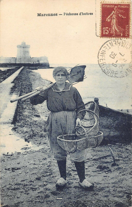 Carte postale ancienne Marennes Pecheuse D'Huitres