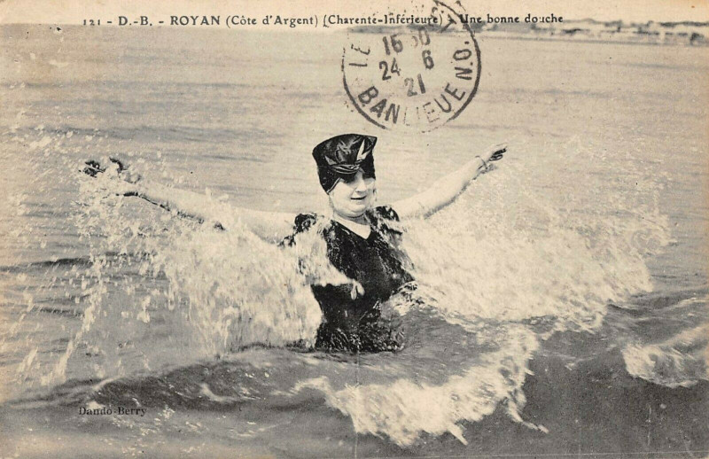 Carte postale ancienne Royan Une Bonne Douche (cliché pas courant à Royan
