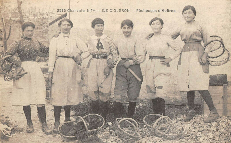 Carte postale ancienne Ile D'Oleron Pecheuses D'Huitres