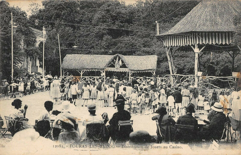 Carte postale ancienne Fouras Distribution De Jouets Au Casino à Fouras