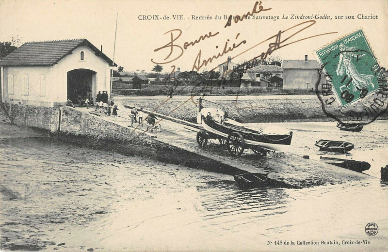 Carte postale ancienne Croix De Vie Rentree Du Bateau De Sauvetage Le Zindroni Godin Sur Charrio