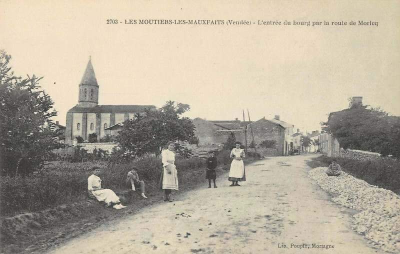 Carte postale ancienne L'entrée du bourg par la route de Moricq à Moutiers-les-Mauxfaits