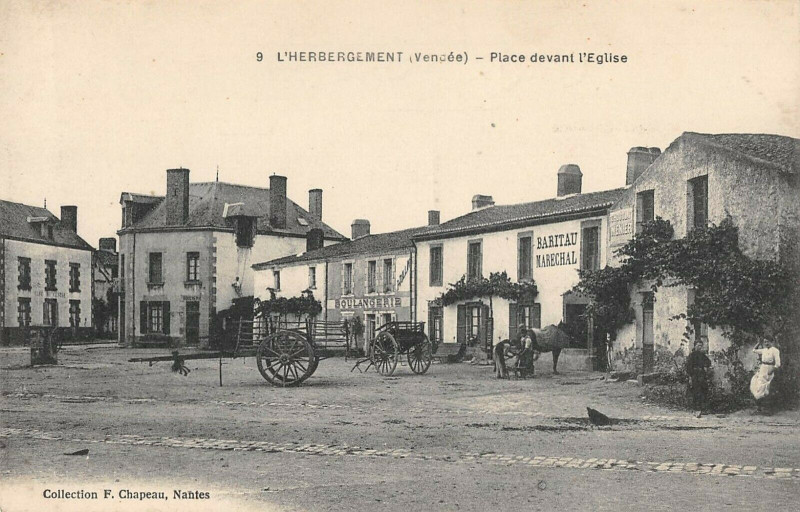 Carte postale ancienne L'Herbergement Place Devant L'Eglise à L'Herbergement