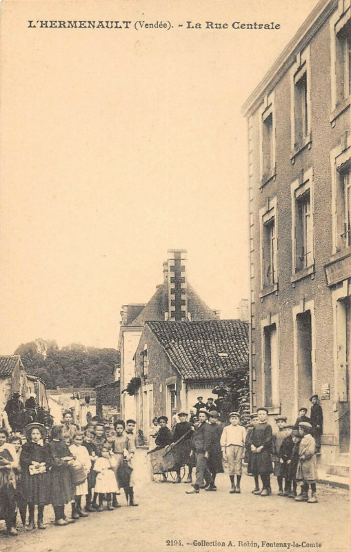 Carte postale ancienne L'Hermenault La Rue Centrale à L'Hermenault