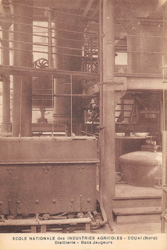 Carte postale ancienne Douai Ecole Des Industries Agricoles Distillerie Bacs Jaugeurs à Douai