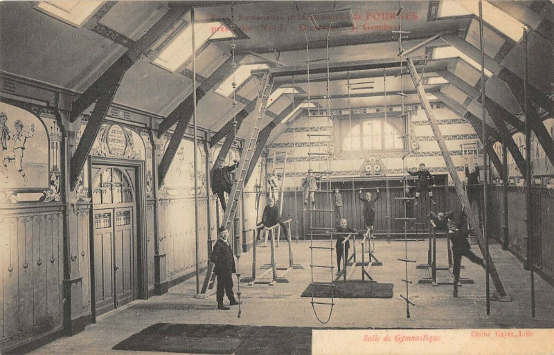 Carte postale ancienne Ecole Professionnelle De Fournes Salle De Gymnastique