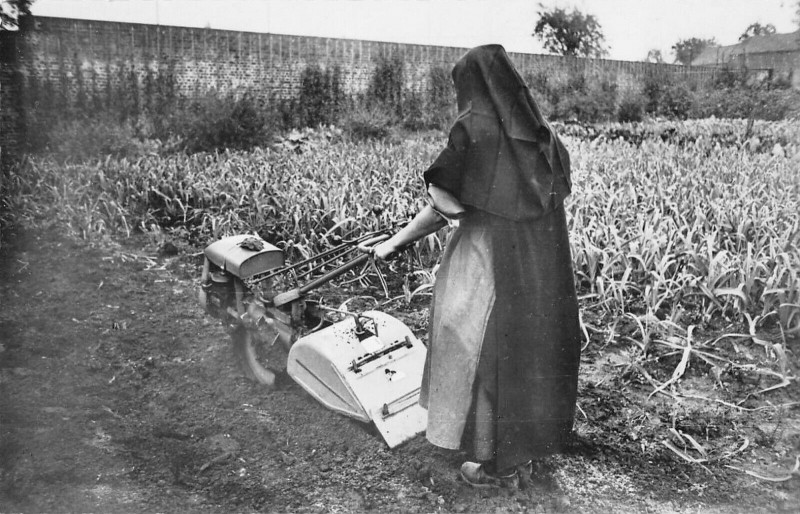 Carte postale ancienne Carmel De Saint Saulve Les Valenciennes Une Soeur Au Travail à Valenciennes
