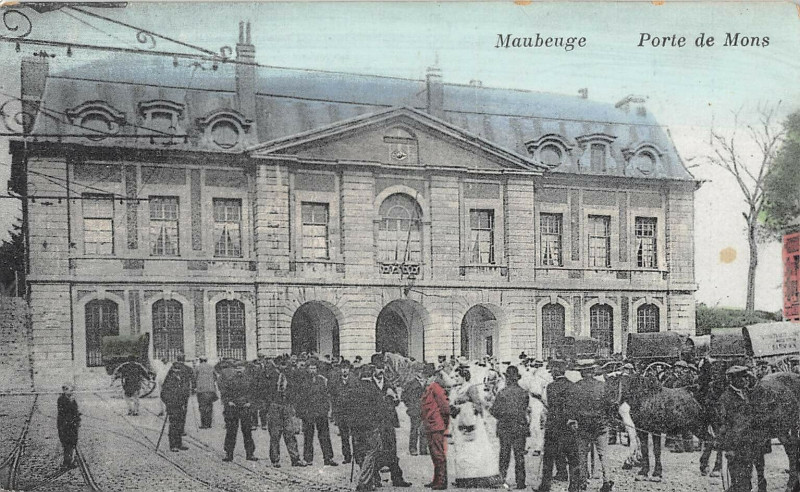 Carte postale ancienne Maubeuge Porte De Mons à Maubeuge