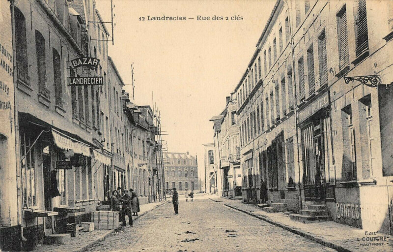 Carte postale ancienne Landrecies Rue Des 2 Cles à Landrecies