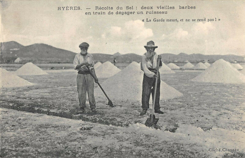 Carte postale ancienne Hyeres Recolte Du Sel 2 Vieilles Barbes En Train De Degager Un Ruisseau à Hyères
