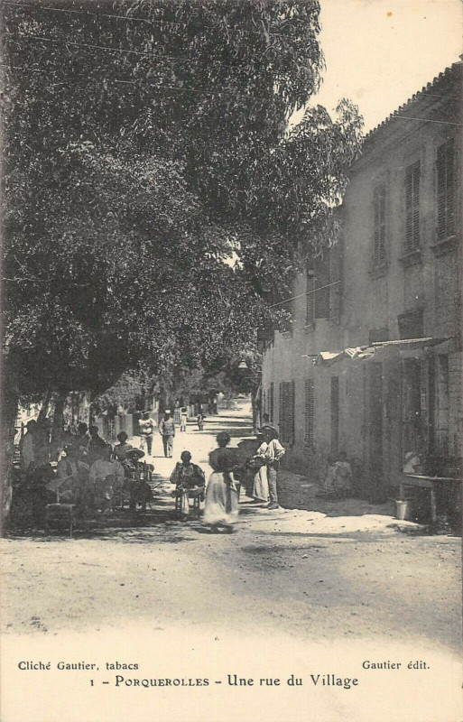 Carte postale ancienne Porquerolles  Une Rue Du Village