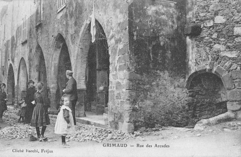Carte postale ancienne Grimaud Rue Des Arcades à Grimaud