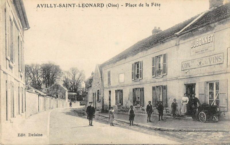 Carte postale ancienne Avilly Saint Leonard Place De La Fete