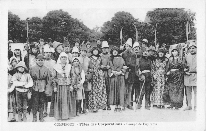 Carte postale ancienne Compiegne Fetes Des Corporations Groupe De Figurants à Compiègne