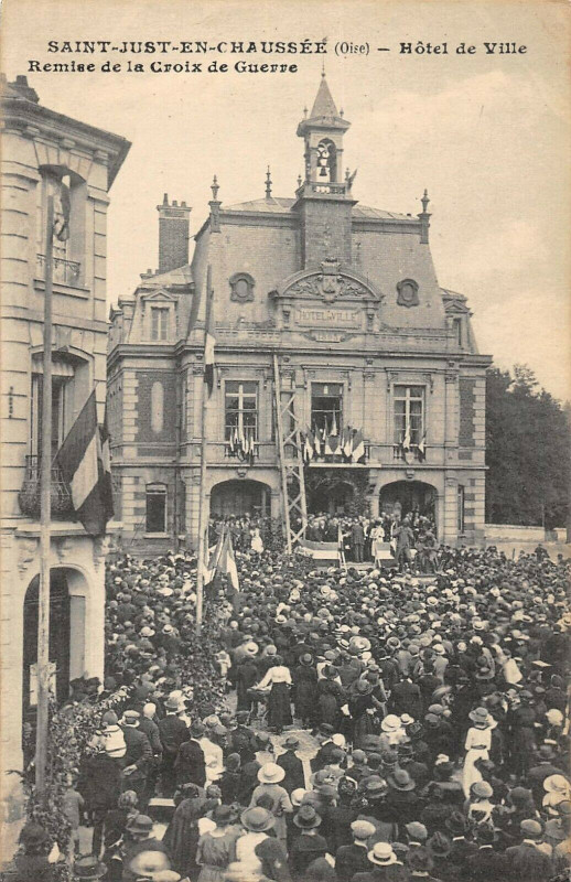 Carte postale ancienne Saint Just En Chaussee Hotel De Ville Remise De La Croix De Guerre (rare à Ville