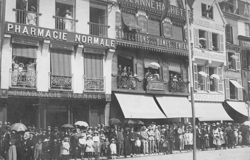 Carte postale ancienne Carte Photo Beauvais Devant Le Magasin Pharmacie Normale à Beauvais