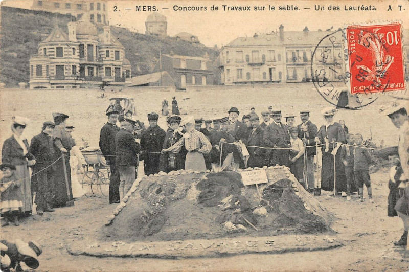 Carte postale ancienne Mers Concours De Travaux Sur Le Sable Un Des Laureats