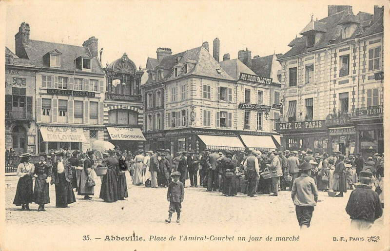 Carte postale ancienne Abbeville Place De L'Amiral Courbet Un Jour De Marche à Abbeville