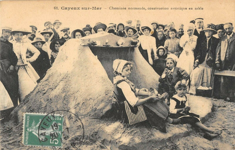 Carte postale ancienne Cayeux Sur Mer Cheminee Normande Construction Artistique En Sable à Cayeux-sur-Mer