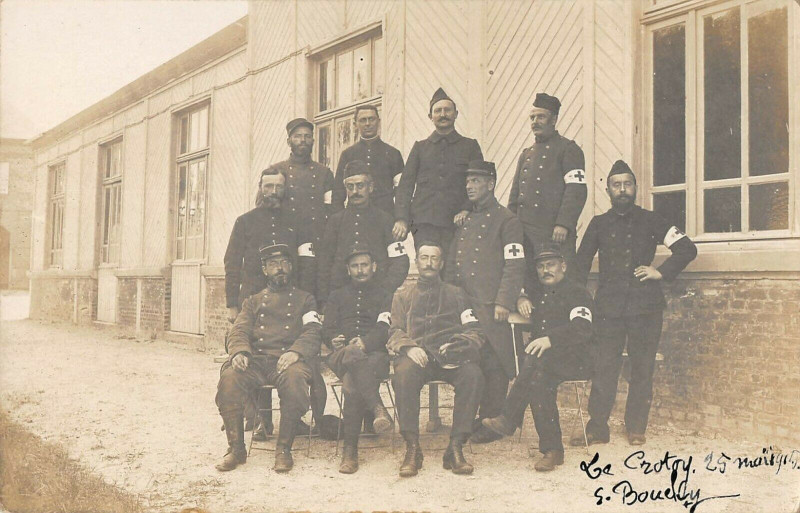 Carte postale ancienne Carte Photo Situee A Le Crotoy Hopital Militaire Croix Rouge ? au Crotoy