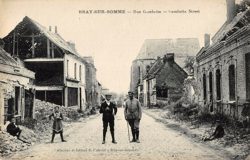 Carte postale ancienne Bray Sur Somme Rue Gambetta à Rue