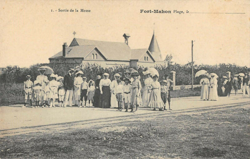 Carte postale ancienne Fort Mahon Plage Sortie De La Messe (cliché pas courant à Fort-Mahon-Plage