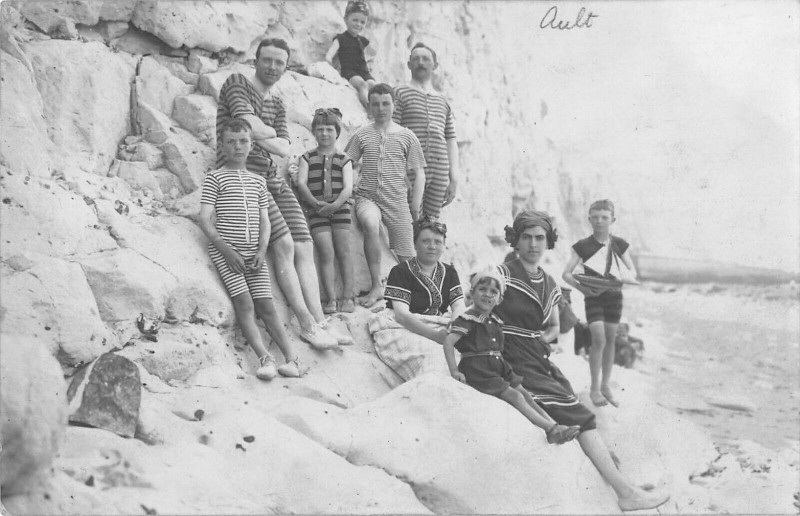 Carte postale ancienne Ault Carte Photo A Cote De La Falaise à Ault