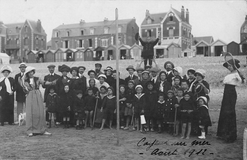 Carte postale ancienne Cayeux Sur Mer Carte Photo Aout 1912 Touristes Sur La Plage à Cayeux-sur-Mer