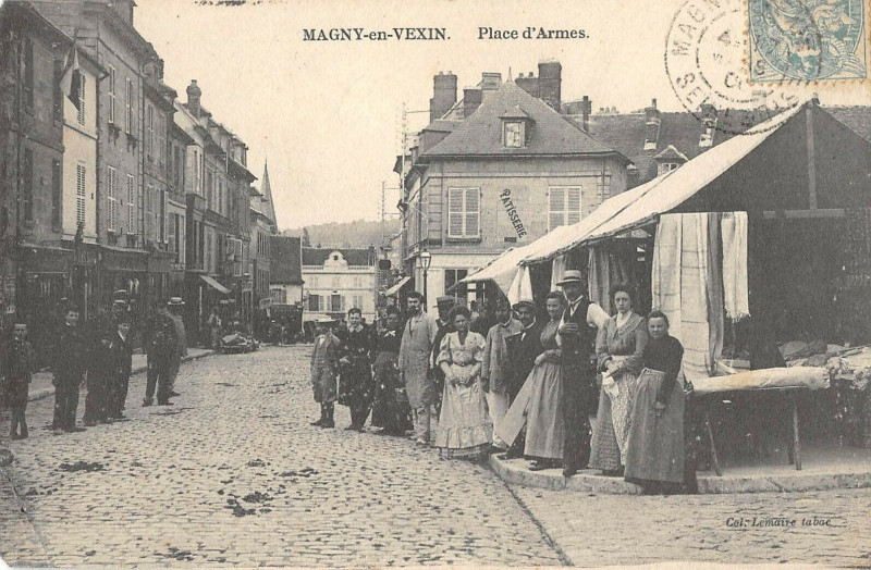 Carte postale ancienne Magny En Vexin Place D'Armes à Magny-en-Vexin