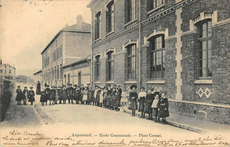 Carte postale ancienne Argenteuil Ecole Communale Place Carnot à Argenteuil
