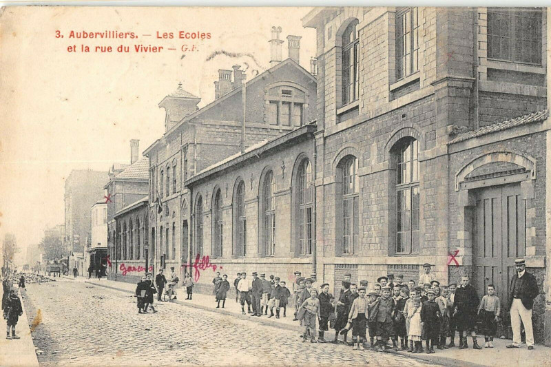 Carte postale ancienne Aubervilliers Les Ecoles Et La Rue Du Vivier à Aubervilliers